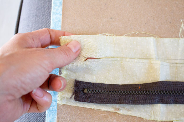 Découpe du tissu pour la fermeture éclair -Scrap quilt housse d'ipad parfumdecouture.com