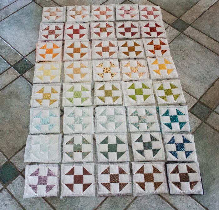 Positionnement des blocs avant assemblage en quilt as you go- DIY rainbow quilt réversible parfumdecouture.com
